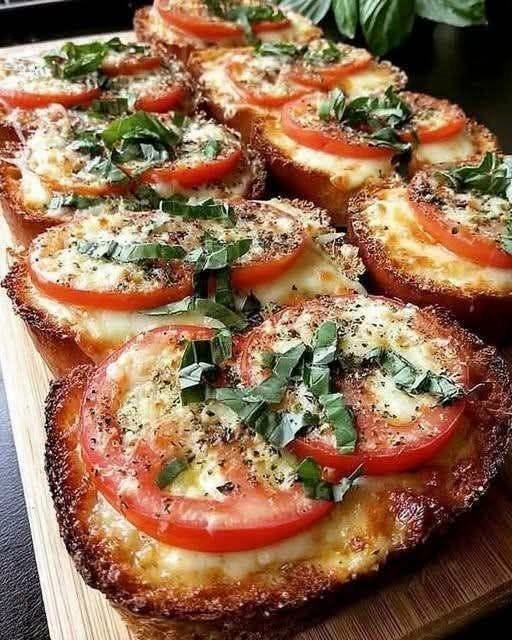 Ultimate Tomato Basil Garlic Bread Recipe – Crispy & Easy